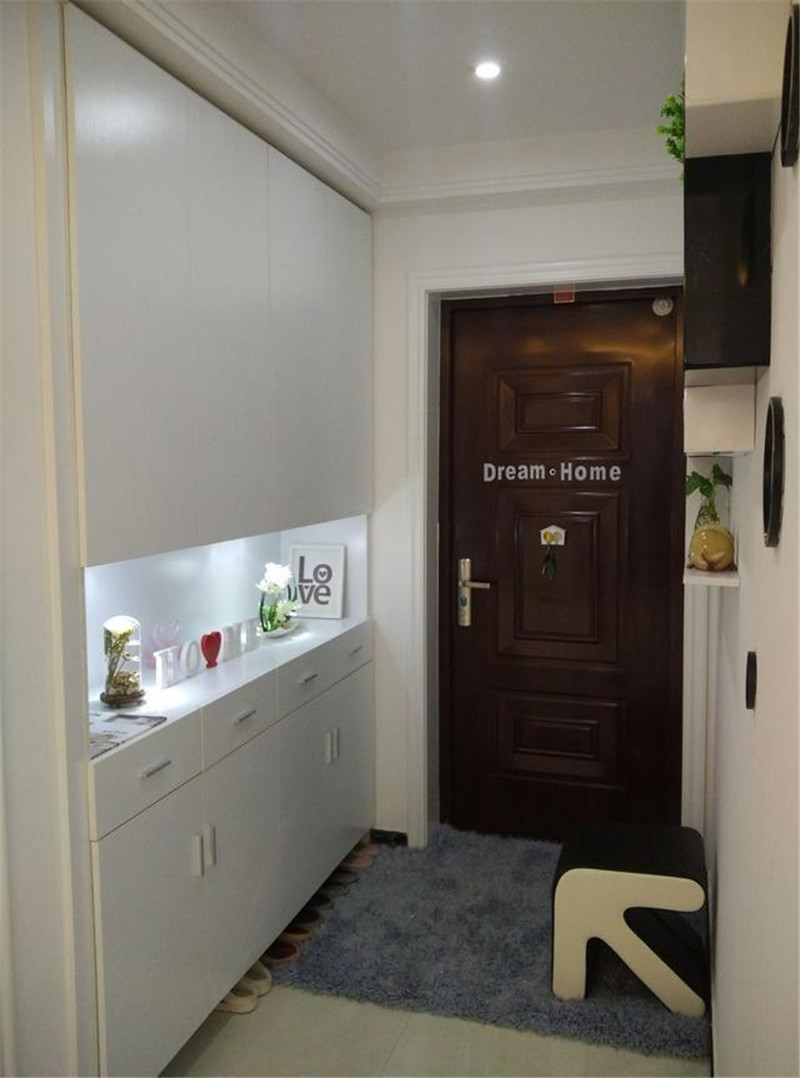 下班回家后，按下智能面板的“回家模式”